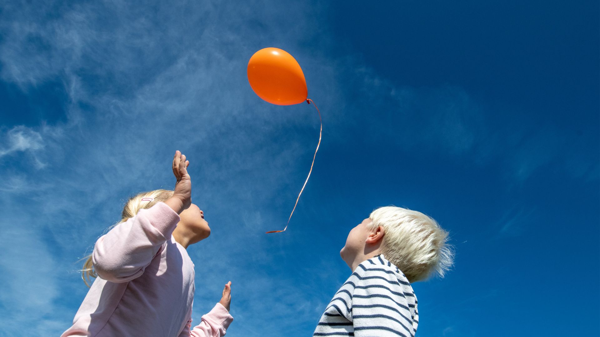 Familie spielt mit Ballon