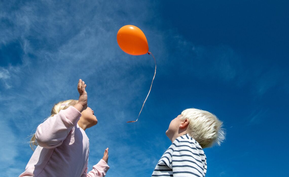 Familie spielt mit Ballon